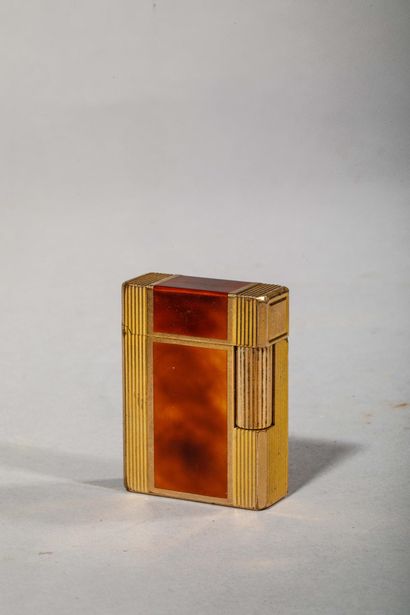 S.T. DUPONT
Brown lacquered gilded metal...