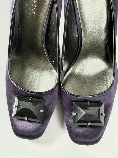 NINE WEST 
Paire d'escarpins en satin violet...