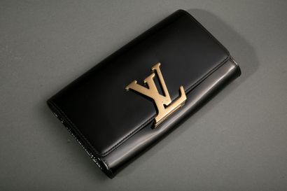 LOUIS VUITTON 
Pochette Louise en cuir verni...