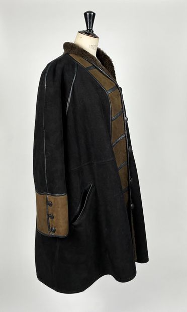 REVEILLON
Manteau en peau retournée marron...