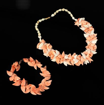 Parure en coquillages certains teintés corail...