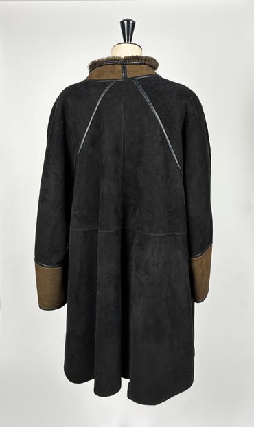REVEILLON
Manteau en peau retournée marron...