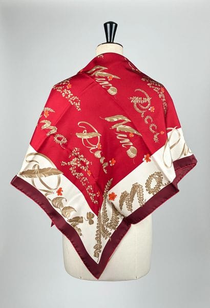 Nina RICCI
One burgundy red square with box
mint...