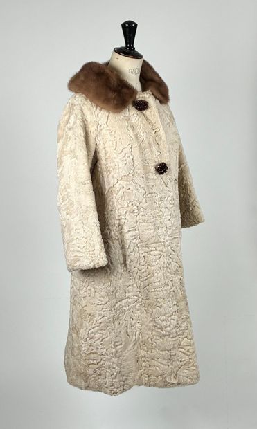 Jacques Detourbay
Manteau long en astrakan...