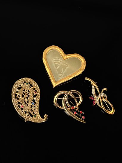 Ensemble de quatre broches en métal doré...