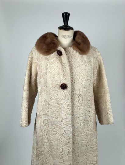 Jacques Detourbay
Manteau long en astrakan...