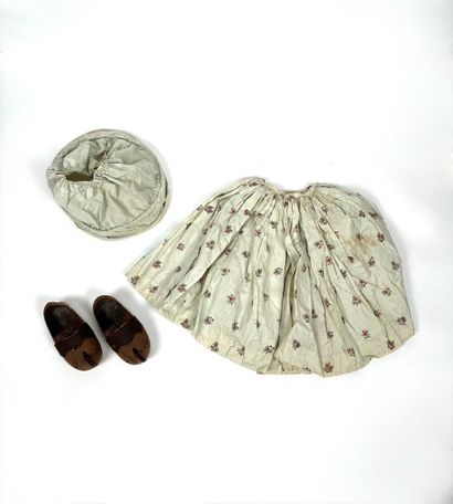 Costume de fillette comprenant une jupe et...