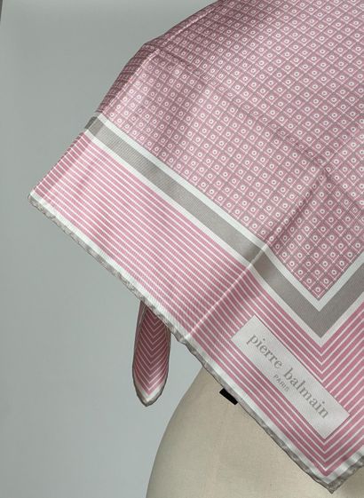 PIERRE BALMAIN, Paris
- Carré de soie rose...