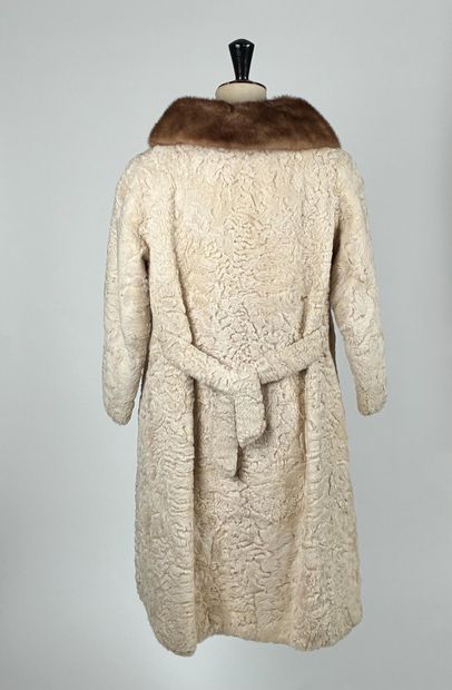 Jacques Detourbay
Manteau long en astrakan...