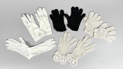 Lot de cinq paires de gants anciens en soie...