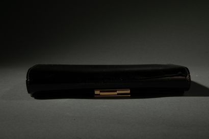LOUIS VUITTON 
Pochette Louise en cuir verni...