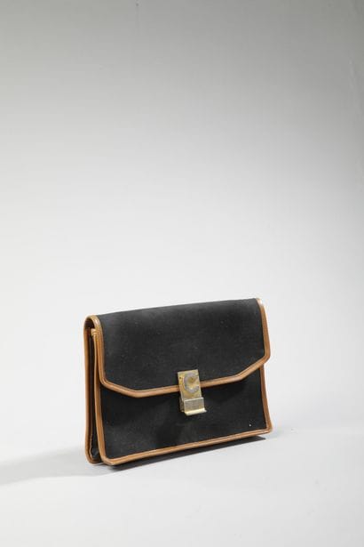 CÉLINE
POCHETTE en toile noire, gansée de...