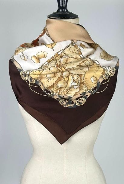 Set of two silk squares including : 
- In...