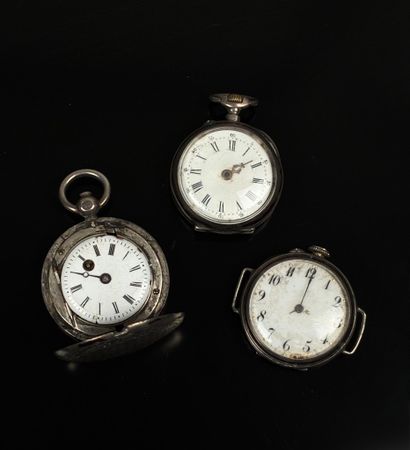 Trois montres de gousset en argent et métal...