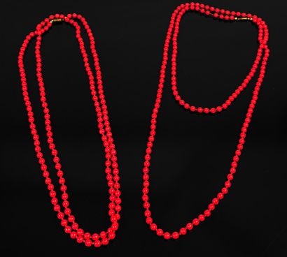 Two long necklaces in red pearls, 70 and...