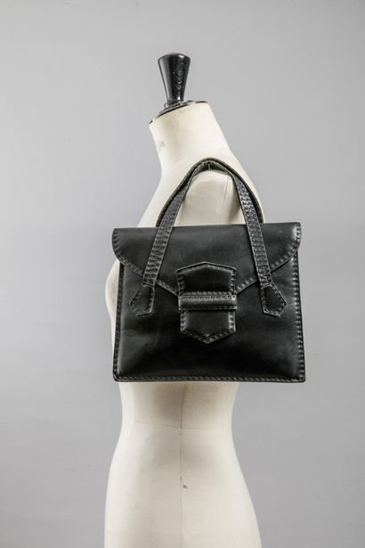 Sac noir box avec piqûres réalisées à la...