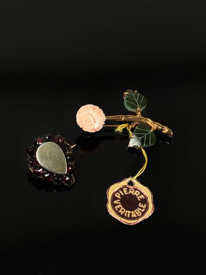 Deux petites broches:
L'une en argent doré...