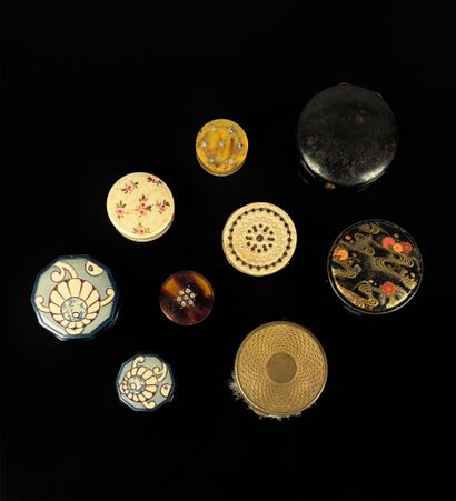 Ensemble de 9 petites boîtes de différentes...