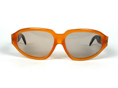 GIANNI VERSACE
Paire de lunettes de vue la...