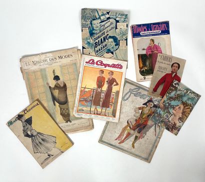 Réunion de huit magazines de mode composé...