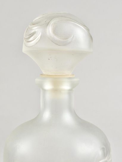 Lot de deux flacons de parfum en verre
LUI...