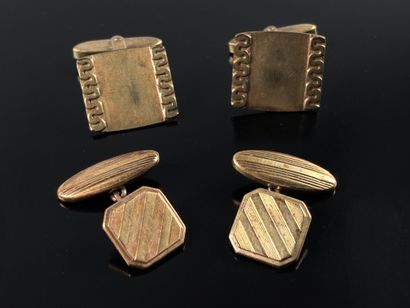 Deux paires de boutons de manchettes en métal...