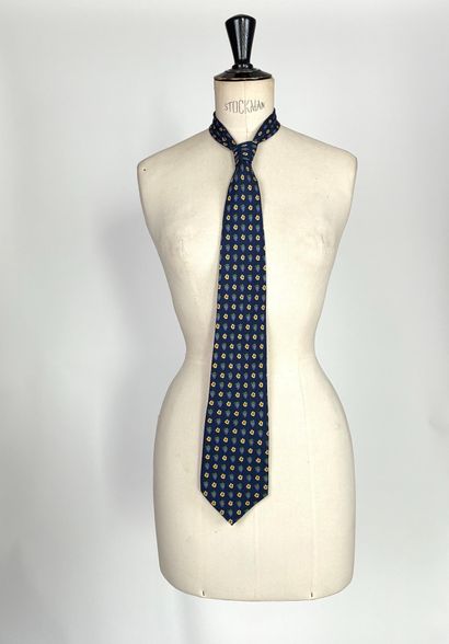 YVES SAINT LAURENT
Ensemble de deux cravates...