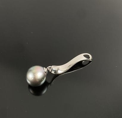 Pendentif en argent 925 millièmes d'un ruban...
