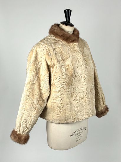 HERMINE ROYALE
Petite veste courte en astrakan...