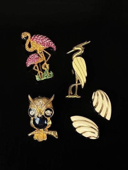 Ensemble de trois broches figurant des oiseaux...