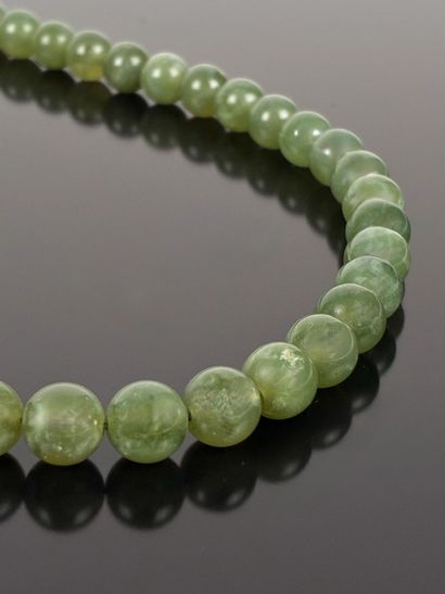 A jadeite necklace
L.: 37 cm