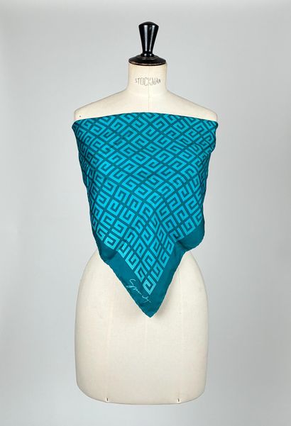 Set of 4 silk squares including :
- A bluish,...