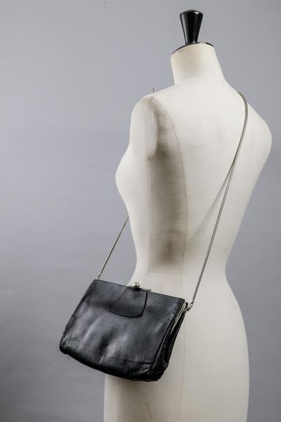 LA BAGAGERIE
Sac en cuir de lézard noir doublé...