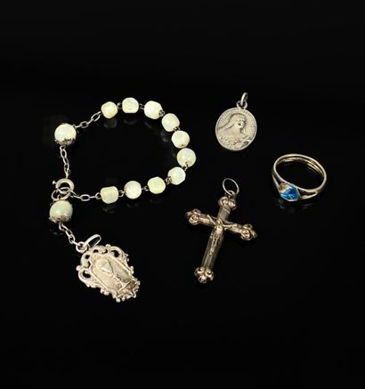 Ensemble composé d'un dizainier, d'une bague...