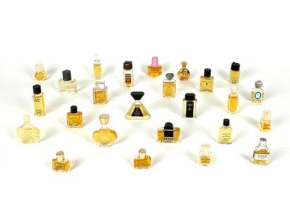 Ensemble de 25 miniatures de parfums comprenant

AZZARO
