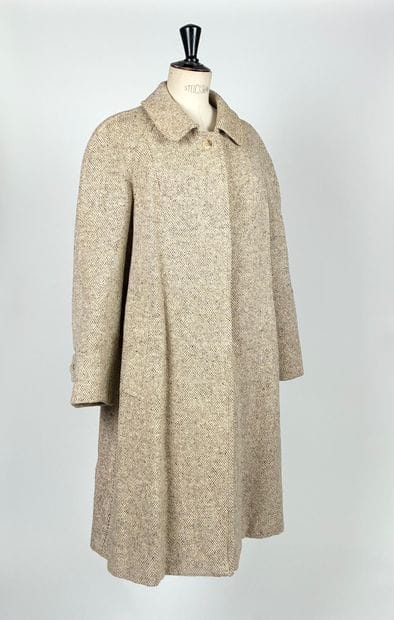 BURBERRY'S
Wool coat 
Size 38 
Stains on...