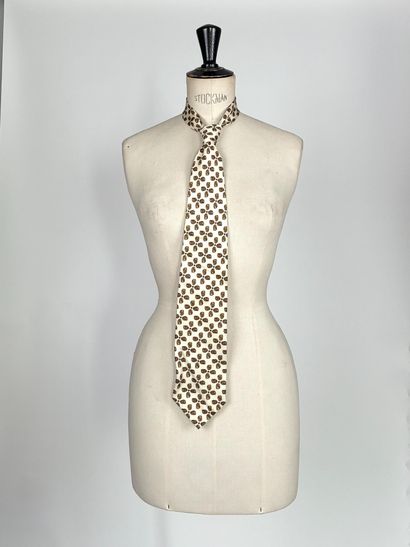 YVES SAINT LAURENT 
Ensemble de deux cravates...