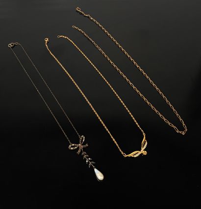 Collier en plaqué or à motif central ponctué...