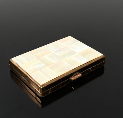 Poudrier rectangulaire en métal doré le couvercle...