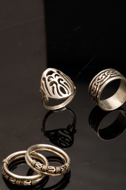 Ensemble de cinq petites bagues en argent...