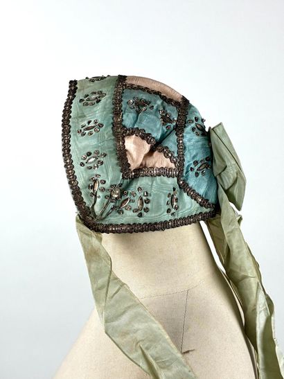 BRETAGNE
Ensemble de bonnets en cannetille,...