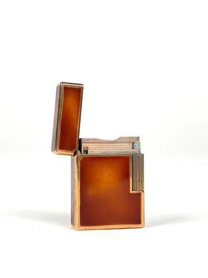 Dupont 
Briquet en laque brune et métal dorée...