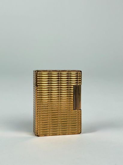 Dupont 
Briquet en métal dorée 
4,5 x 3,4...