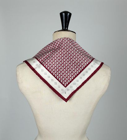 Ensemble de 8 pochettes en soie, état neuf...