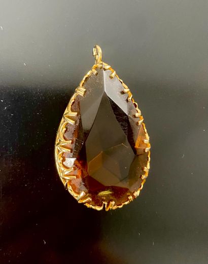Pendentif en métal doré en forme d'une goutte...