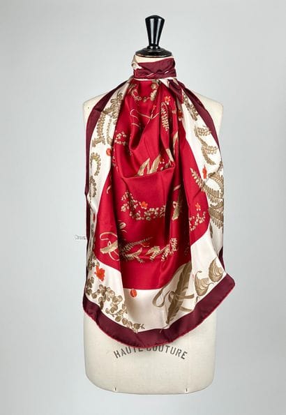 Nina RICCI
One burgundy red square with box
mint...