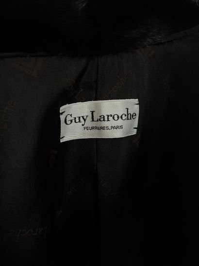 GUY LAROCHE
Manteau long en vison marron...