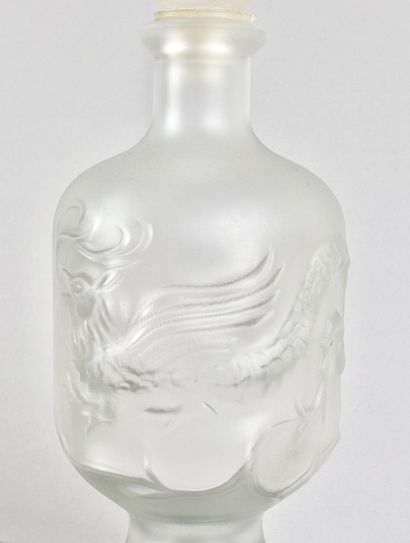 Lot de deux flacons de parfum en verre
LUI...
