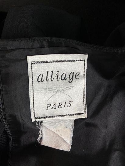 ALLIAGE Paris
Robe en noir haut à bretelle...