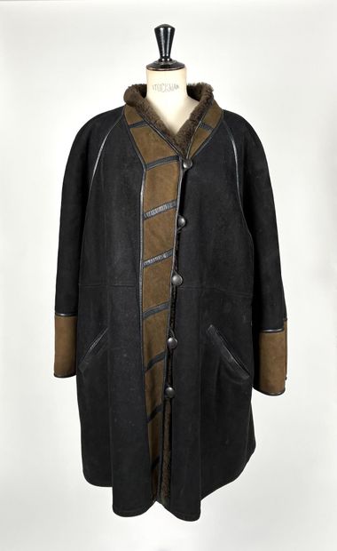 REVEILLON
Manteau en peau retournée marron...
